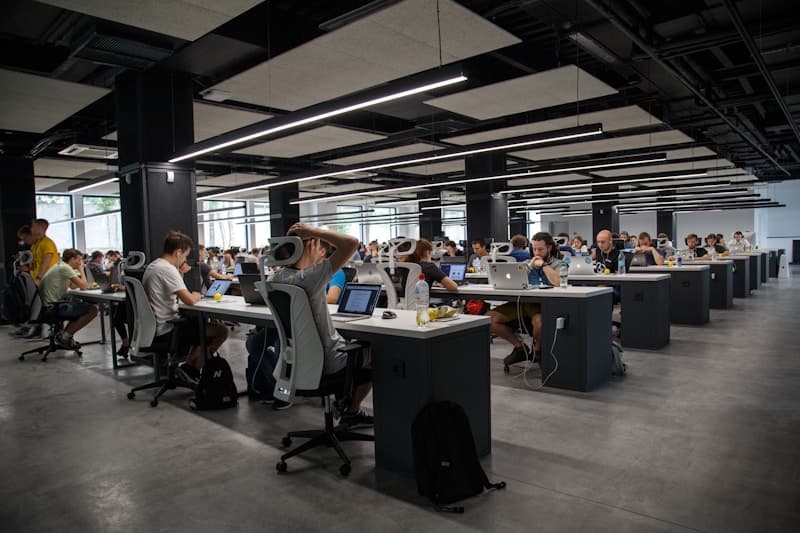 Equipe trabalhando com inteligência artificial