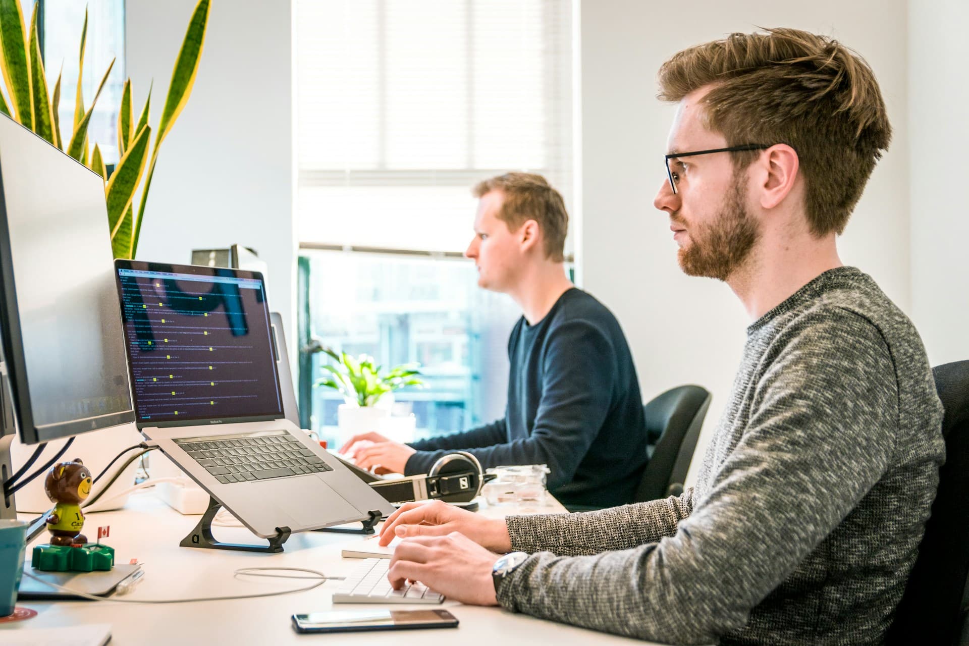 Equipe Effektra trabalhando com tecnologia e dados
