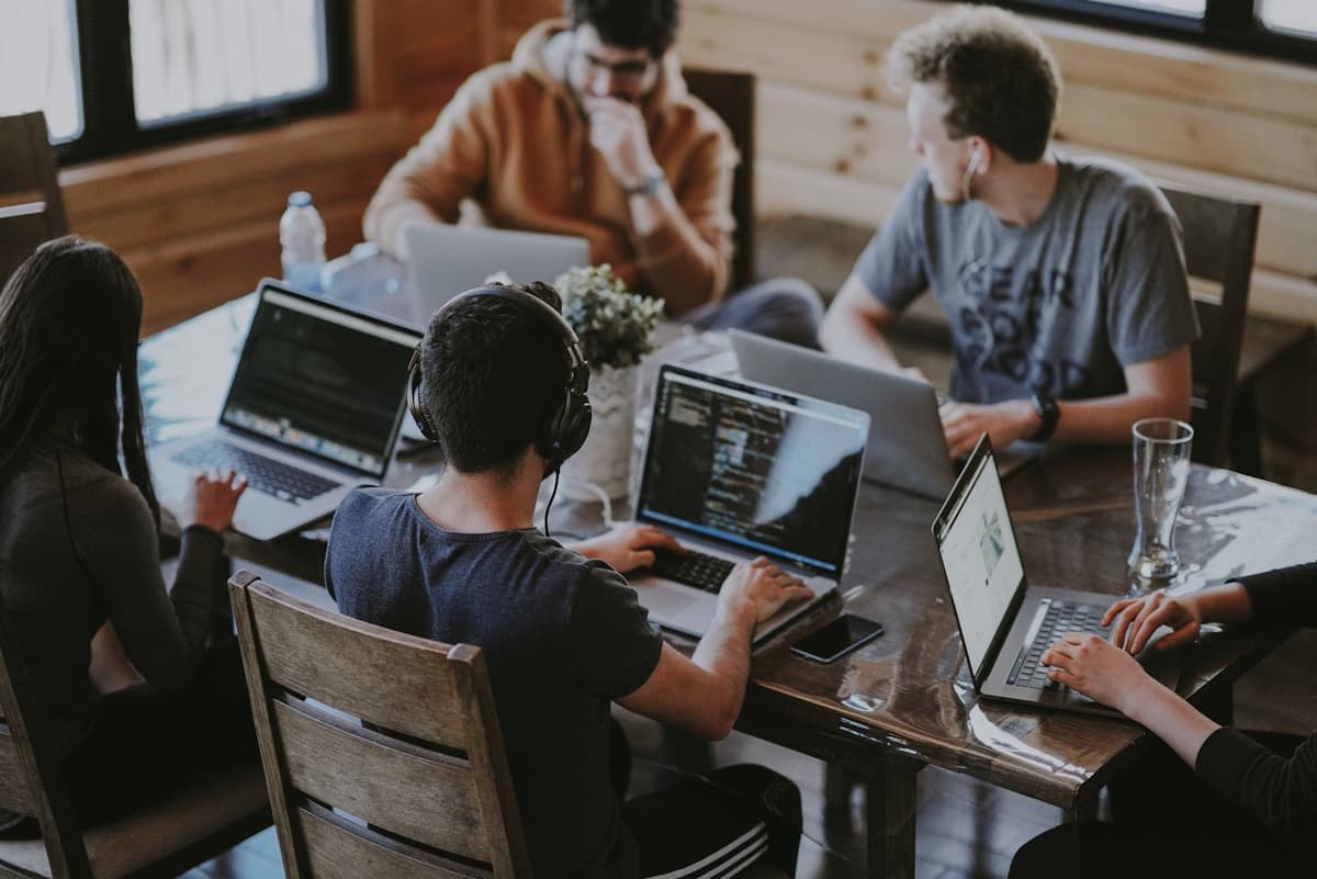 Equipe colaborando em projeto de tecnologia